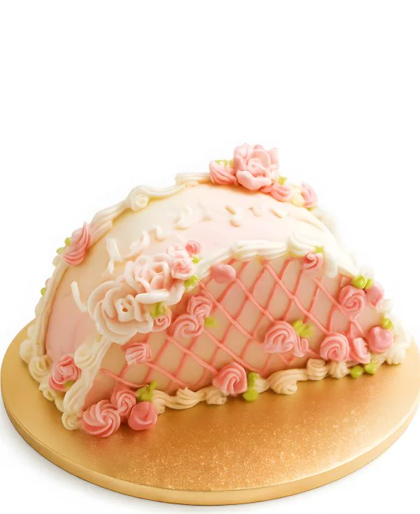 Вертикальный розовый торт с кремовыми розами Фото