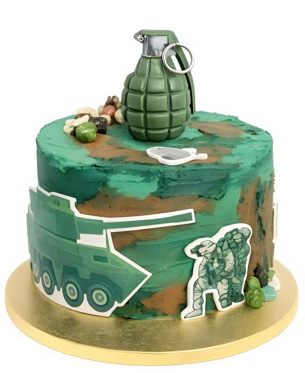 Зелено-коричневый торт с фигуркой гранаты Фото