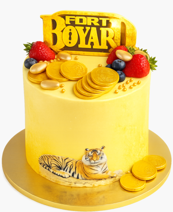 Желтый торт с ягодами и монетами Фото