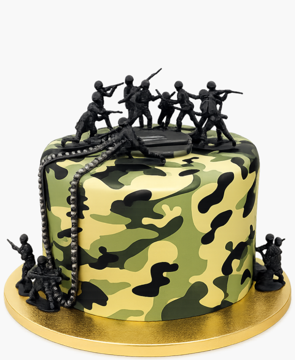 Торт с армейским жетоном и фигурками солдат Фото